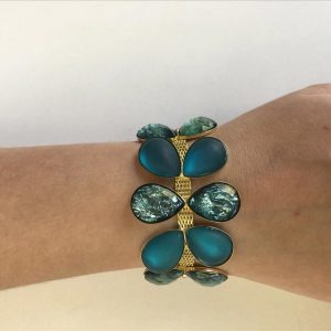 Folhas verdes numa tela