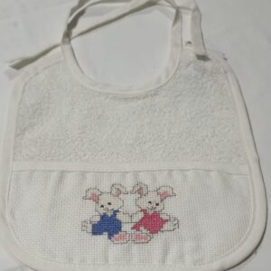 Babeiro Felpa Branco Coelhos Bordado A Mão