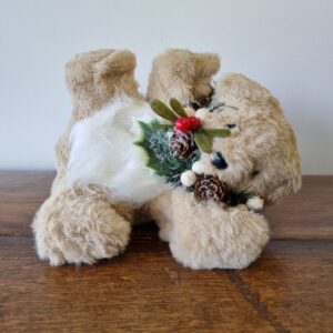 Urso Decorativo Deitado Em Pelúcia Com Guirlanda
