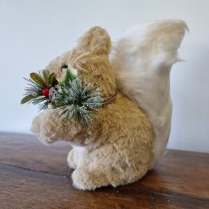 Esquilo Decorativo Em Pelúcia Com Guirlanda