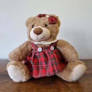 Ursa Sentada Com Vestido Vermelho Xadrez
