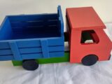 Caminhãozinho médio azul e vermelho