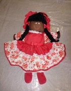Boneca B  saia vermelha barra flor