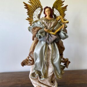 Anjo Roupa Cinza Com Lira E Asa Metal