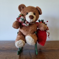 Urso Bege Na Cadeira De Balanço Verde