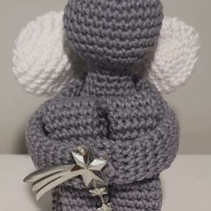 ANJO SENTADO CINZA AMIGURUMI