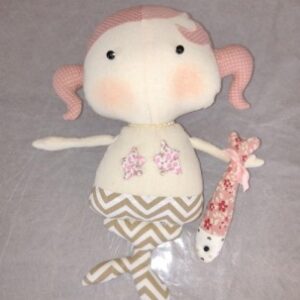 Boneca sereia corpo marrom e branco